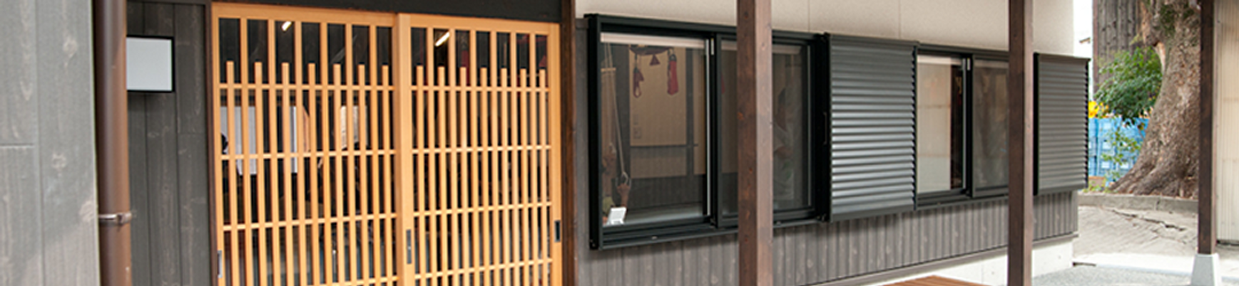 木製の門のある建物外観