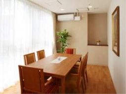 明るい食堂の机と椅子