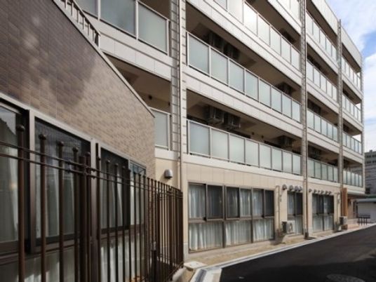 都会の明るい外観