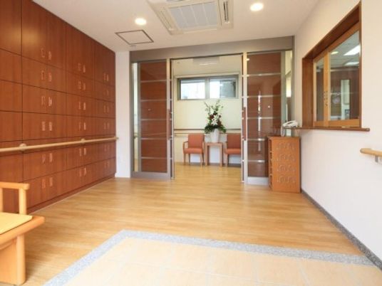 エントランスの明るい様子