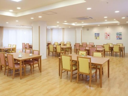 清潔で明るいダイニング空間