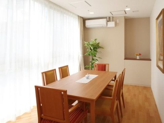 木製テーブルのダイニングルーム