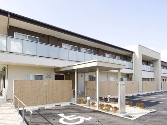 明るい外観の建物