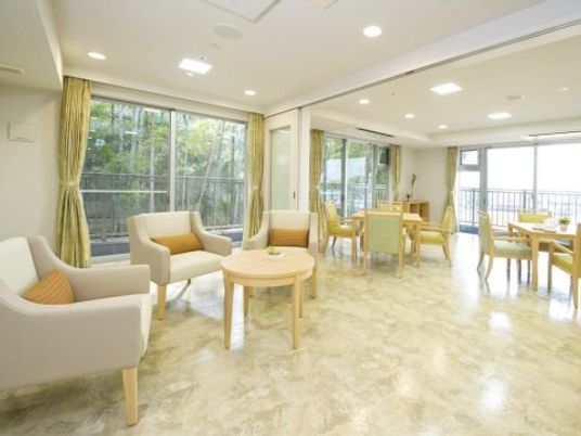 明るい広々ラウンジ