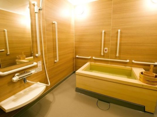 木目調の清潔な浴室