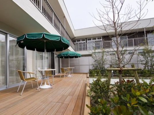 木製デッキのある中庭