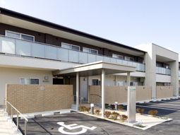 明るい外観の施設エントランス
