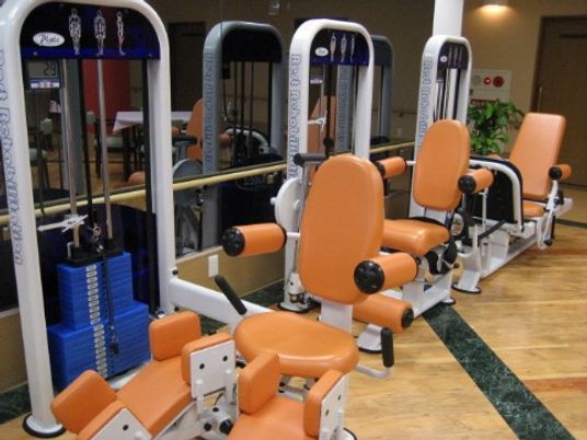 オレンジ色の椅子のトレーニング機器