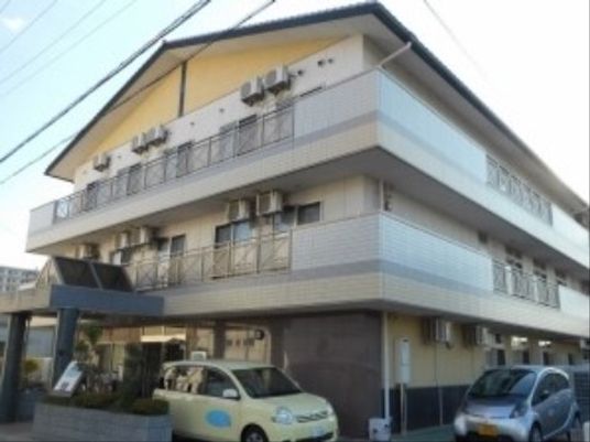 明るい建物の外観