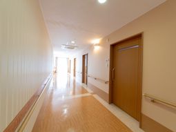 明るい施設の廊下