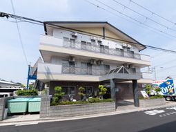 明るい外観の建物