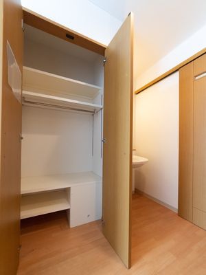 キレイなクローゼットと洗面台