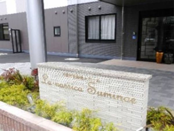 エントランスと看板