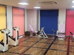 カラフルなトレーニング室