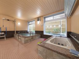 広々とした明るい浴室