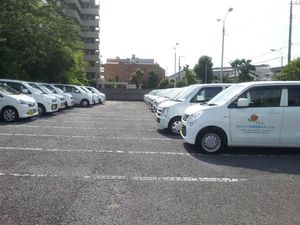 送迎車が並ぶ駐車場  