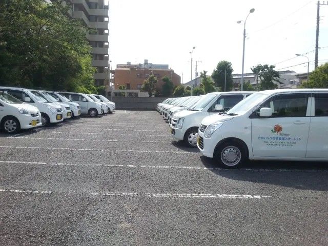 送迎車が並ぶ駐車場  