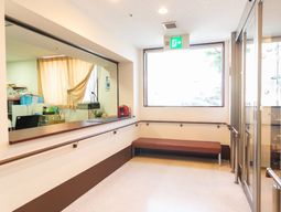 待合室の明るい空間