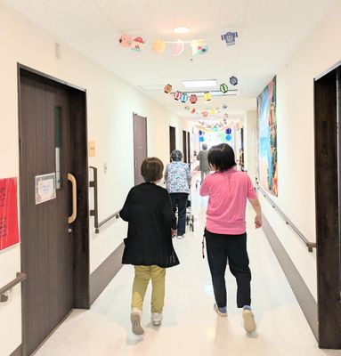 飾りが施された廊下