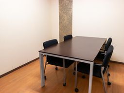 シンプルな会議室