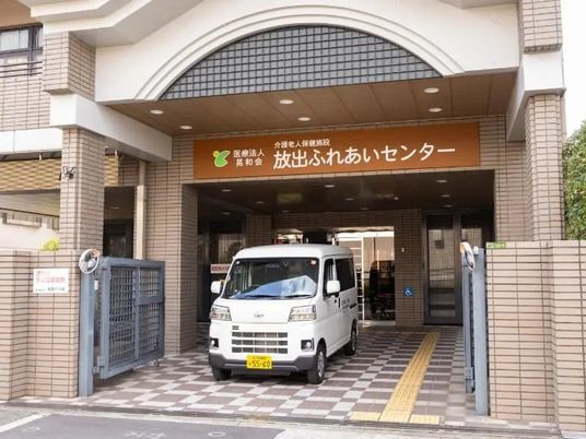 送迎車が停まる正面玄関  
