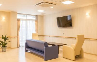 壁掛けテレビのあるラウンジ
