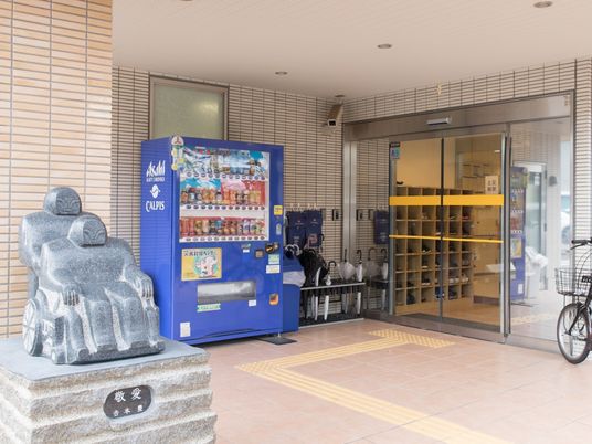 自動販売機のある玄関