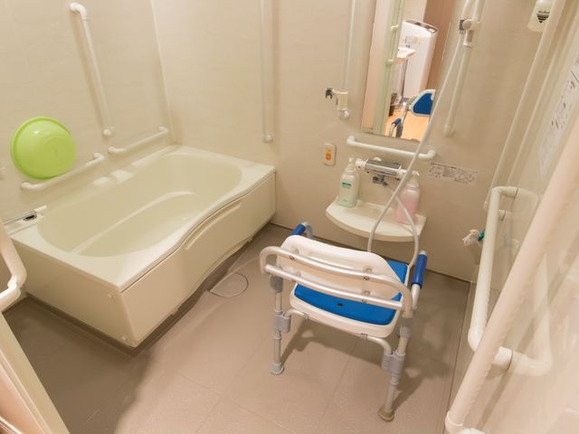 使いやすい浴室 浴室 手すりが充実し、安全に配慮された広々としたバスルームです。仕事しやすい環境です。