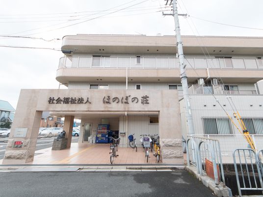 自転車置き場がある建物外観