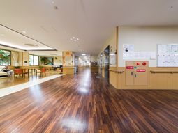 広々した廊下と休息エリア