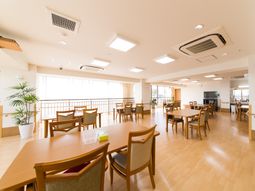 明るい食堂の空間