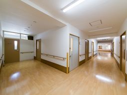 清潔で広々とした廊下
