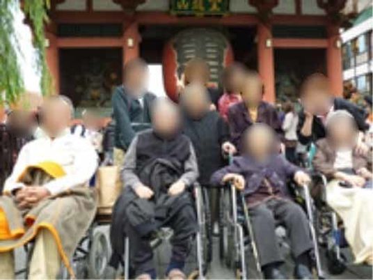 多くの人々が集う中庭