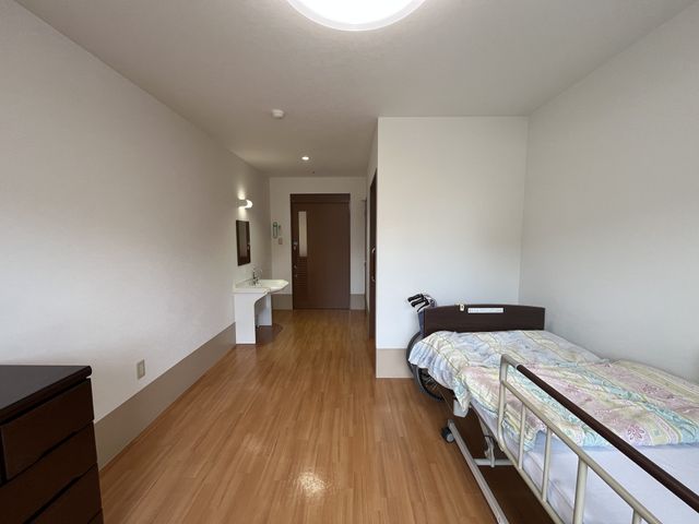 機能的な居室 居室 明るく広々とした居室で、ベッドが設置されています。仕事がしやすい環境です。