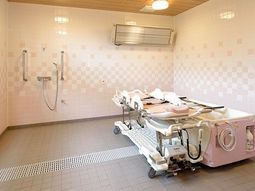 明るく清潔な浴室