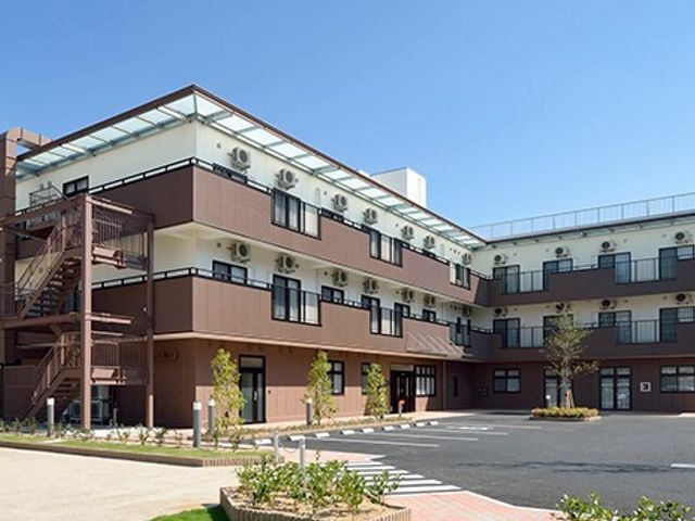 清潔感のある施設外観 外観 広々とした敷地に建つモダンなデザインの建物です。職員としても居心地の良い環境が整っています。