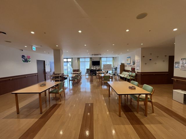 広々とした室内空間 内観 暖かい日差しが差し込む広々とした共有スペースです。リラックスしたひとときを楽しめます。