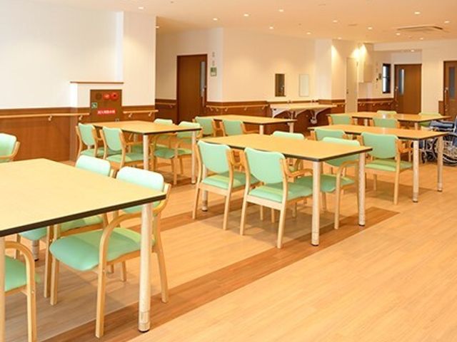 明るい食堂の内観 共有スペース 広々とした清潔な食堂では、ご利用者様が毎日の食事を楽しまれます。温かい光が差し込む空間で、心地の良い時間を過ごせます。