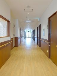 明るい廊下の風景