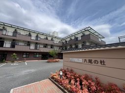 駐車場のある建物外観
