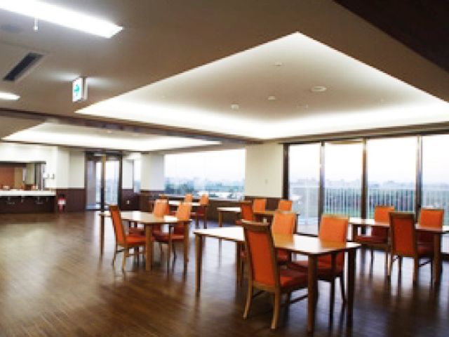広々としたダイニングルーム ダイニングルーム 自然光がたっぷり入る広々とした食事スペースで、落ち着いた雰囲気が魅力です。