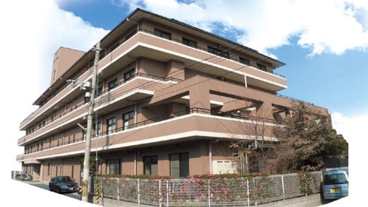 青空の下の建物外観