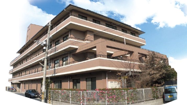 青空の下の建物外観