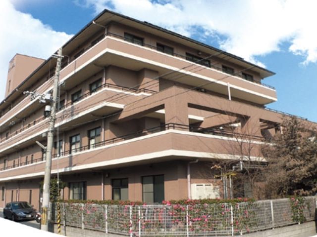青空の下の建物外観 外観 落ち着いた色合いの外観です。青空が広がり、日差しを感じる場所で働けます。