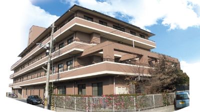 青空の下の建物外観