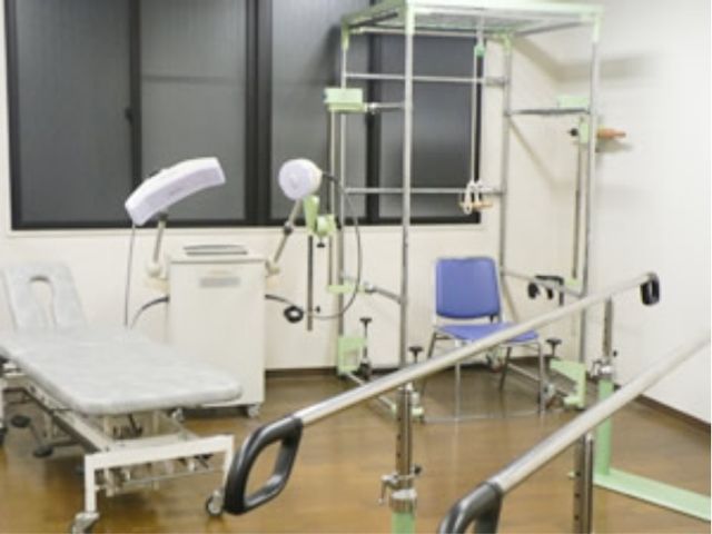 機器のある訓練室 機能訓練室 機能訓練に必要な設備が整った部屋です。快適にリハビリを行える環境を提供します。