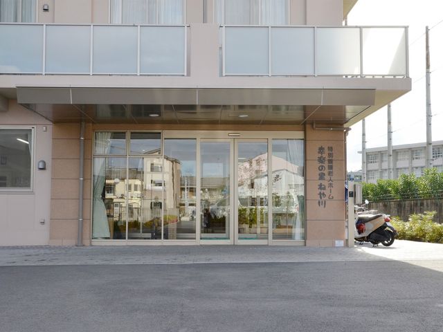 外観の建物 外観 エントランス部分がガラス張りで、明るく開放的な雰囲気です。反射で周囲の景色が映り込み、おしゃれなデザインになっています。