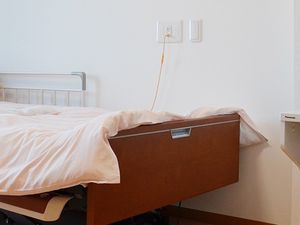 電動ベッドのある居室  