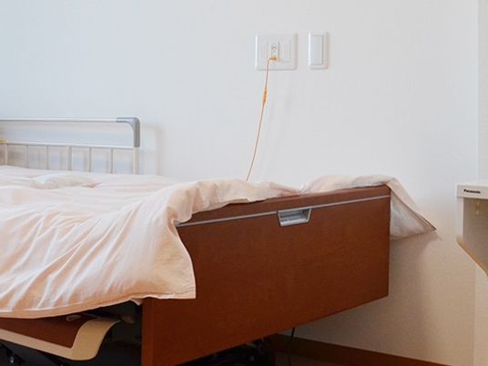 電動ベッドのある居室  
