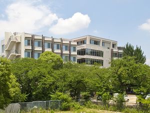 緑に囲まれた外観  